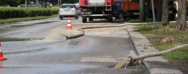 Запушени канали пречат на отводняването в Добрич