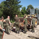 48 военни от Шумен и Белене разчистват падналите къщи в Добрич