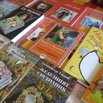 Банка дари книги на любими български автори на библиотеката в Добрич