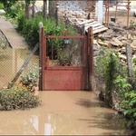 Бездомните в Добрич винят отговорните за язовирите. Според комисиите къщи падали заради нестабилни основи