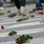 Децата в Бранище даряват шофьорите с цветя и балони с молбата да ги пазят