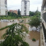 Доброволци отводняват ДКЦ 2 