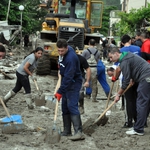 Доброволци се събират на площадката на Хуманитарна гимназия в Добрич