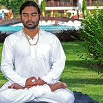 Индийски йога гуру тренира дамите на плажа в Албена