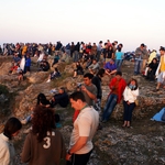 Юлското слънце изгрява на фона на химните на Джон Лоутън и БТР 