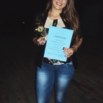 Кметът на разград награди млада певица от Тошево за певчески заложби 