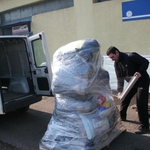 Куриери разнасят безплатно даренията до пострадалите в Добрич