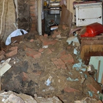 Наводнена съборетина в Добрич заплашва да рухне върху семейство с 3 малки деца (снимки)