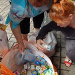 Пенсионери и родители на деца с епилепсия напълниха бус и камион с помощи за Добрич