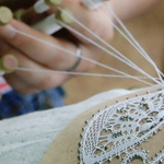 Разглеждаме „Бяла магия” от брюкселска дантела и детски играчки в читалището в Добрич 