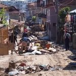 Събарят опасните къщи след наводненията в Добрич (видео)