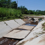Тръби на оператори отвели водата от дерето в къщите на добричлии