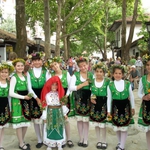 Ученици съживяват традиционни еньовски ритуали в Стария Добрич 