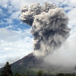 Вулкан в Индонезия се събуди след 400-годишен сън. Евакуират населението