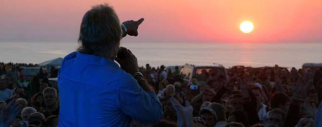 8 000 души посрещнаха изгрева на Камен бряг с 6-часов купон 