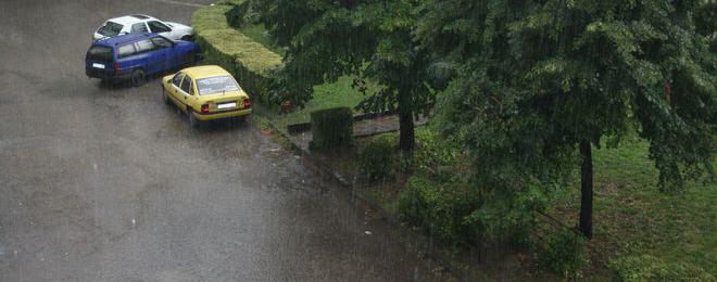 Проливен дъжд се изля над Добрич. Синоптиците: Жега и дъжд се редуват до септември