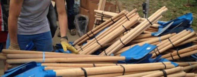 ПУДООС дари на област Добрич кофи, лопати и колички за разчистване 