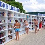 Избираме четиво от 6000 заглавия на 15 езика, докато отмаряме на плажа в Албена