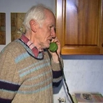 Старец от Добрич тръшна 10 бона на измамници за операция на дъщеря си