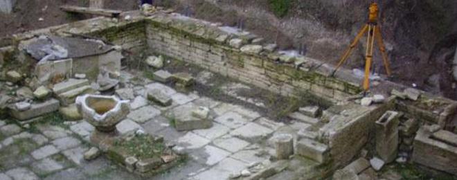 Мраморен фрагмент от ІІІ век след Христа откриха в центъра на Балчик 