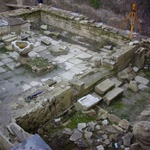 Мраморен фрагмент от ІІІ век след Христа откриха в центъра на Балчик 