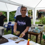 Цонко Цонев готви суджук от миди на празникa на горнооряховския суджук