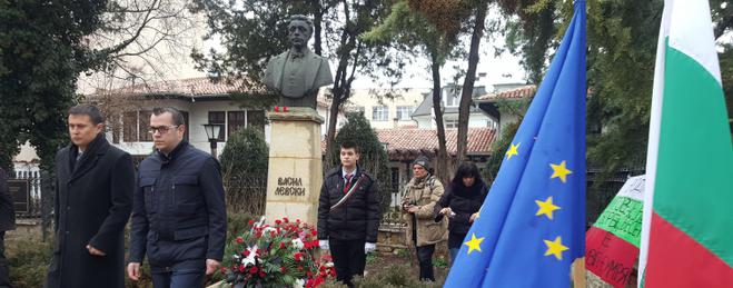 Кметът на Добрич поднесе цветя на паметника на Васил Левски