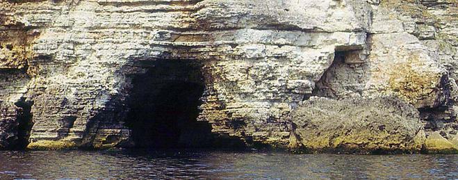 Над 70 сухи и водни пещери има в района на Камен бряг и Тюленово