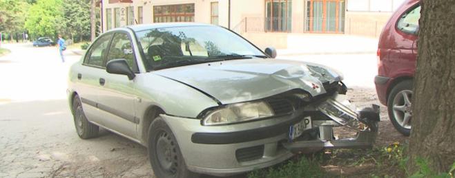 Катастрофирала кола с дни стои на мястото на произшествието близо до Добрич