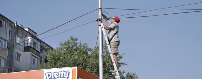 Община Шумен започна премахването на незаконните интернет и ТВ кабели от стълбовете в града