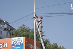 Община Шумен започна премахването на незаконните интернет и ТВ кабели от стълбовете в града