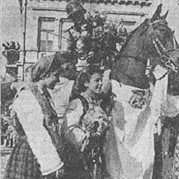 Добруджанки окичват по стар добруджански обичай, коня на един от командирите, с бели тъкани ризи с добруджански шевици.